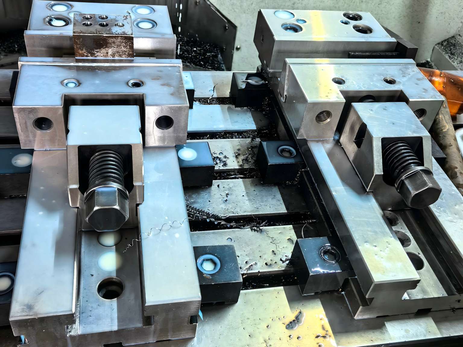 How to Set Up Multiple Vises on a CNC Machine Table: Alignment, Referencing & Work Offset Strategy for GT Series Modular Vises